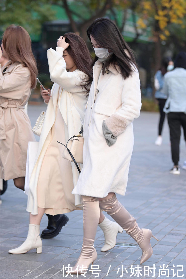 款式|街拍:冬天搭配黑色的丝袜, 薄厚的款式不同, 会展现出不一样的时尚感觉
