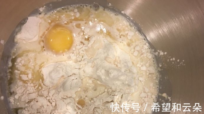 炸油条,发面不只加酵母,教你小方法油条酥脆,又香又膨又好吃!