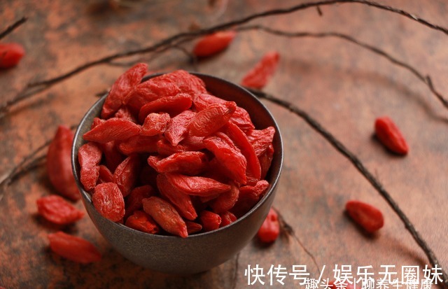 睡眠质量|每天临睡前,坚持吃5粒枸杞,一段时间后,身体会收获4大好处!