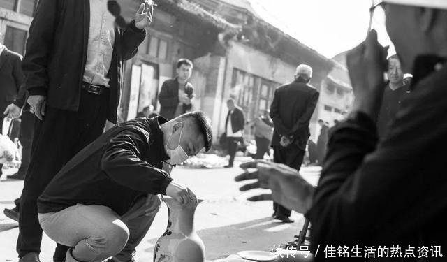 摆地摊|古玩市场那些曾靠摆地摊年入百万的商贩,如今过得怎么样了
