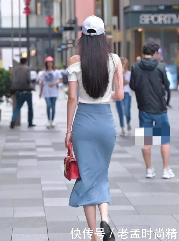 青春|街拍:罗衣何飘飘,轻裾随风还,白色单肩上衣配半身裙的青春时髦穿搭