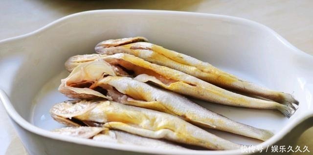 煎黄花鱼的时候,多加1步,煎好的黄花鱼外酥里嫩不易碎