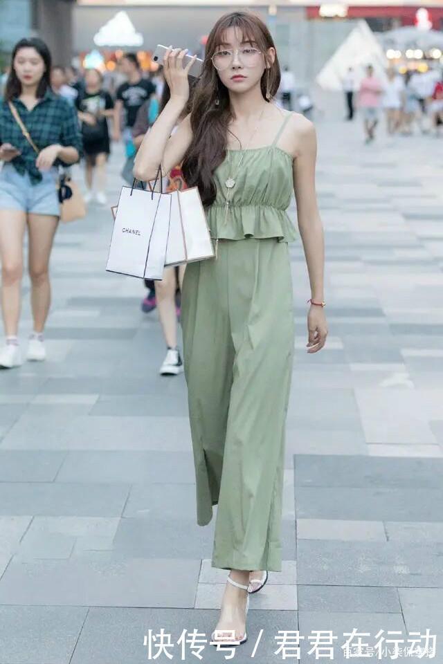 奔四的女人,跟着穿“裙装裤”,减龄又显瘦,何乐而不为呢