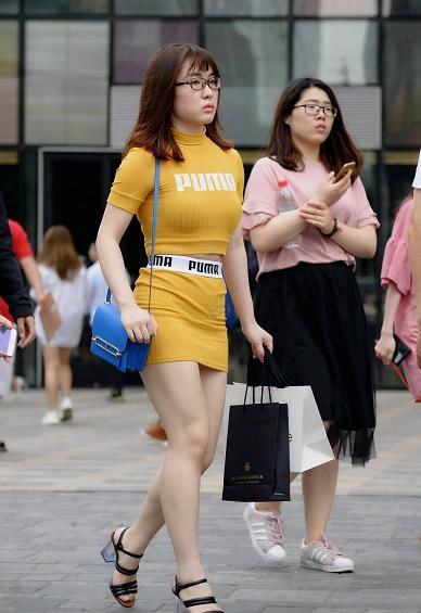 街拍|街拍：黄色包身裙+高跟鞋, 微胖姑娘穿了尽显身材, 让你回头率大增