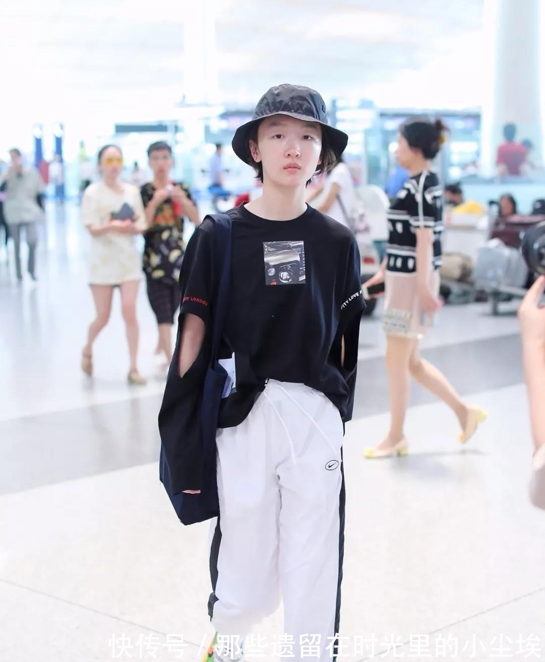 运动裤|T恤下面别配裙子了,今年流行穿这4条“裤子”,显高又上档次!