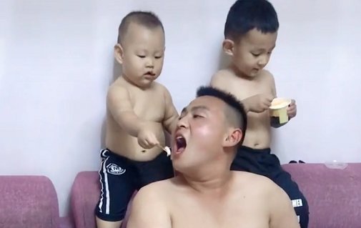 全网|“享清福奶爸”被俩娃喂着吃冷饮火了，这怕是全网待遇最好的爸爸