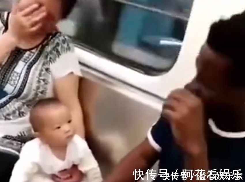 陌生人|萌娃地铁偶遇黑人,好奇的眼神令人猜想这叔叔是不是“晒糊”了