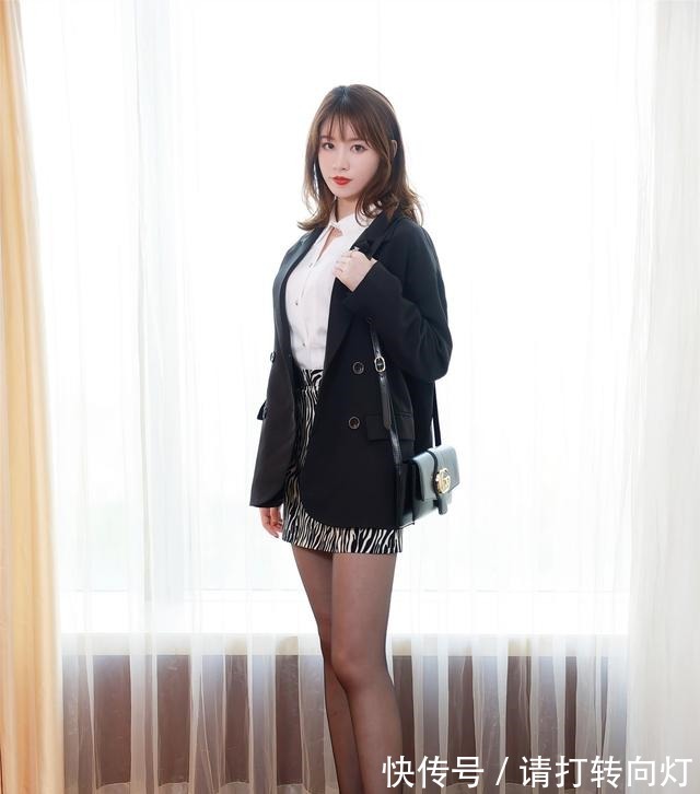 在职场 白色的衬衫,很具高级感,下搭豹纹短裙,有一种时尚个性的感觉