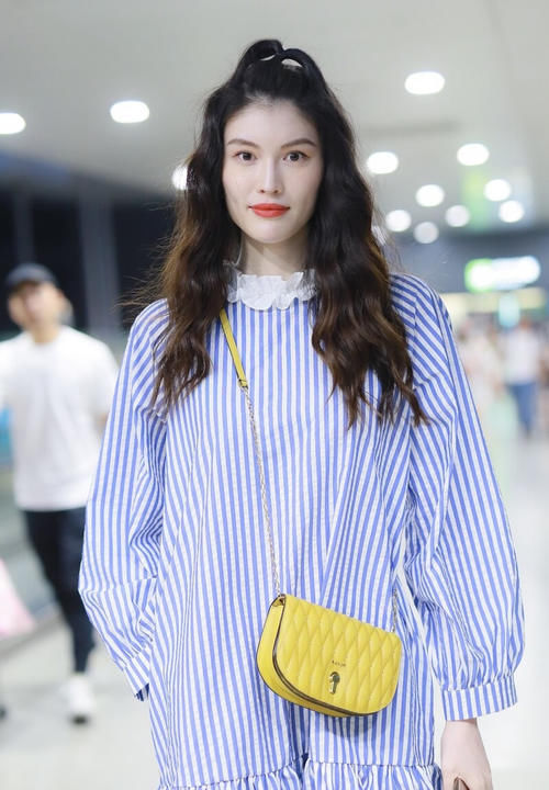 羊毛卷显头大？半扎起来就好了，俏皮甜美又有韵味，很美