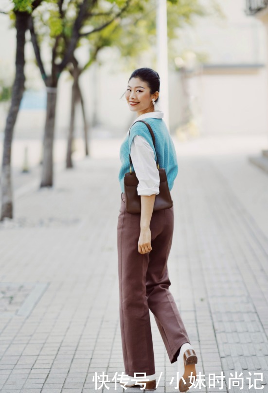 服装搭配|蓝绿色背心白衬衫清新时尚, 搭配棕色长裤有气质!