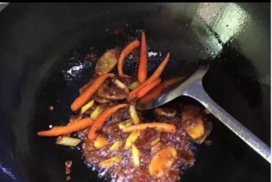 迷人的水煮下饭菜，瞬间打开你的味蕾！下班后和家人一起分享吧！