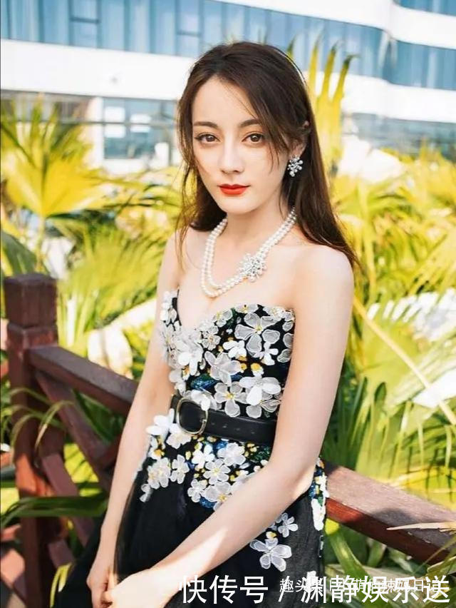 女人不管奔几，尽量少戴这5种“饰品”，显廉价没气质还很掉价