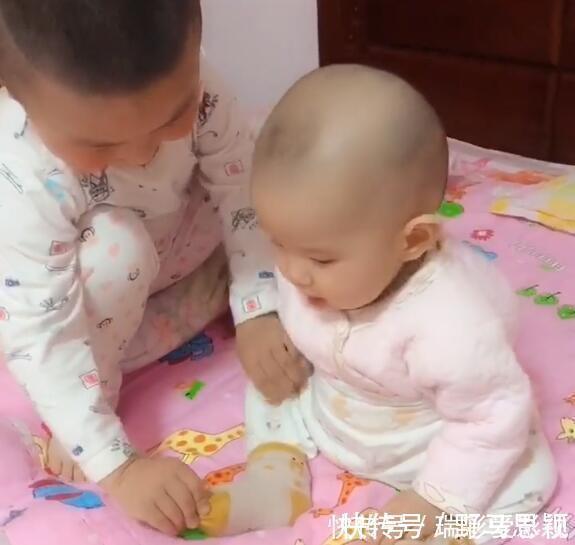 哥哥|妈妈上趟厕所,进屋看到2个娃瞬间眼红:这才是世上最美的画面