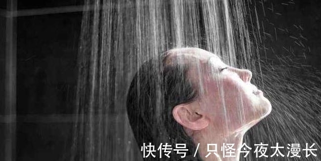 尿道|很多女性洗澡时,为什么喜欢站着尿尿?说出原因,很多人都害羞