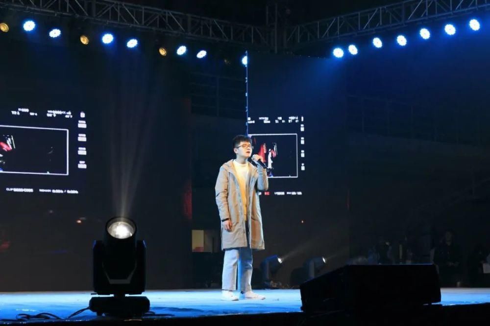 冬天的第二场雪和今晚的校园歌手大赛更配噢～