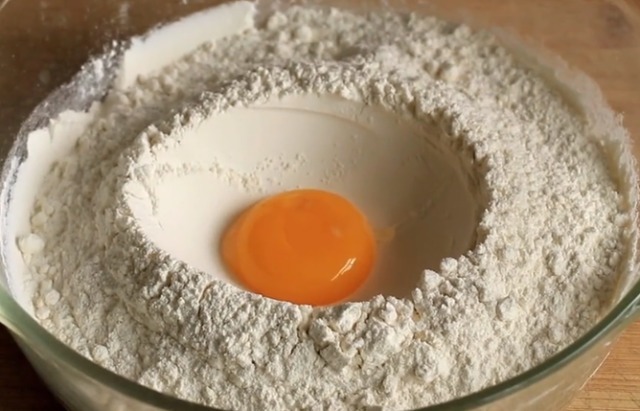 1碗面粉1个鸡蛋，教你在家做桃酥，香甜又酥脆，全家大小抢着吃