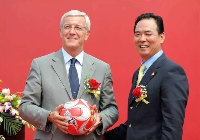 黄胜|他是体坛风云人物，官至副部执掌三大协会惹争议，妻子美艳动人