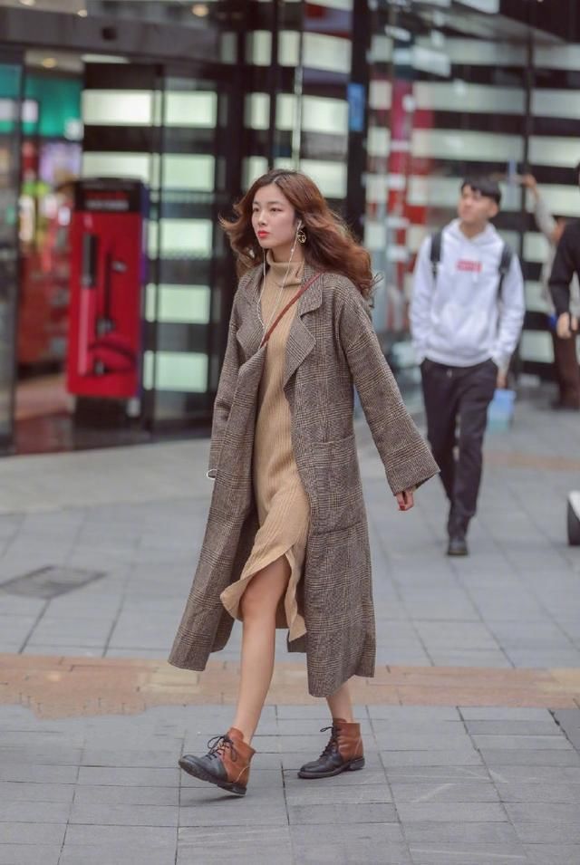 连衣裙高贵典雅且简约大气，穿着既有舒适度也很有时尚感