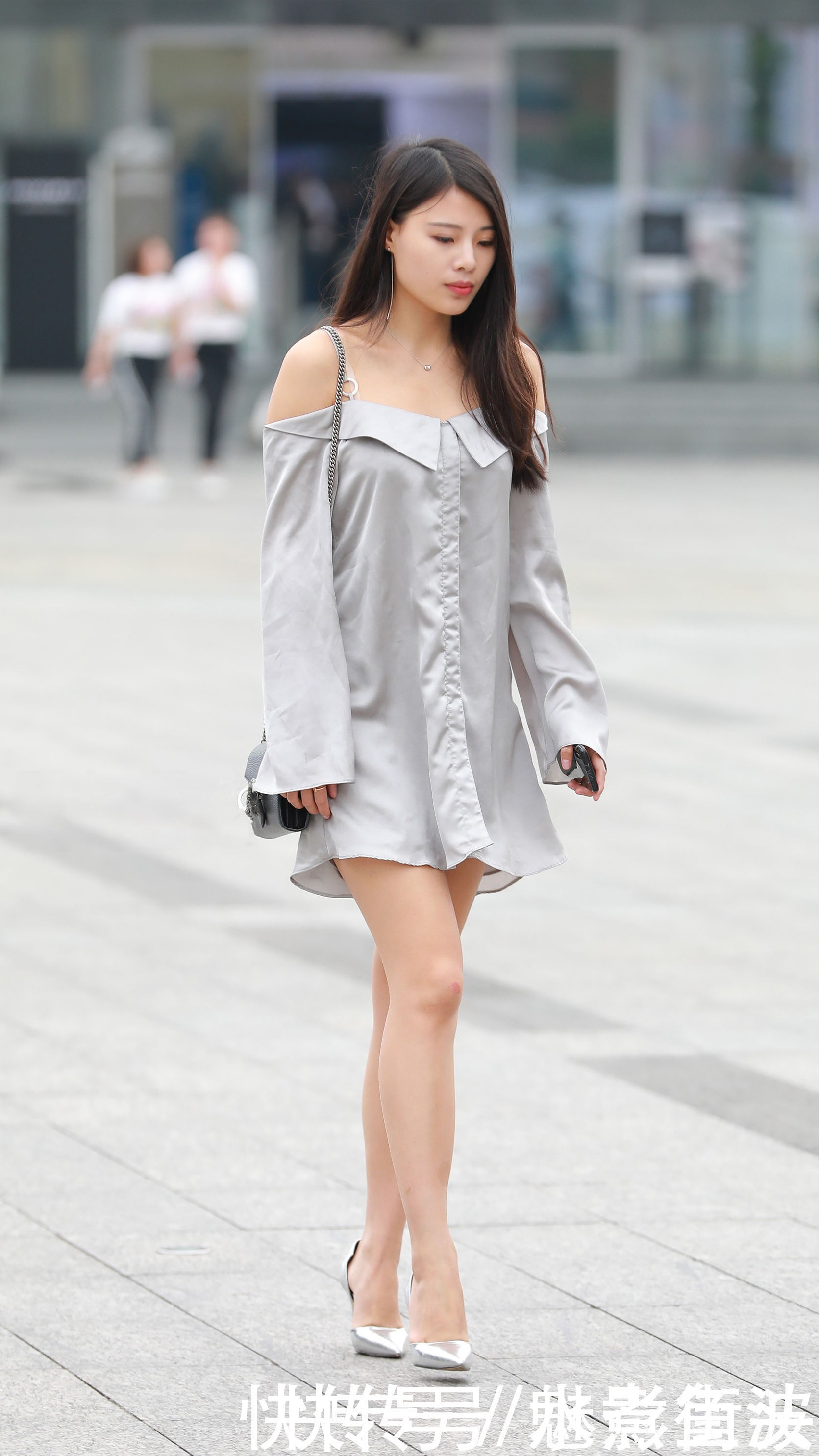 姑娘|亮银色尖头细跟鞋，爱美姑娘必备单品，低调优雅又不失华丽感