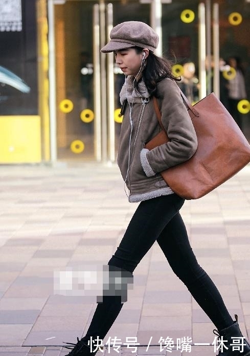 街拍:美女搭配黑色渔网袜,脚踩马丁靴,整体的搭配很时尚很性感