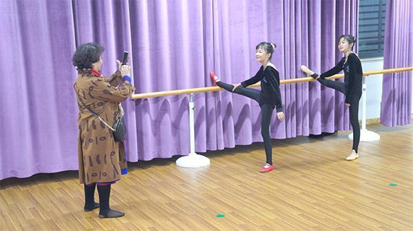 高龄产妇|60岁高龄产妇盛海琳,不惧争议坚持产下双胞胎,现在已经后悔