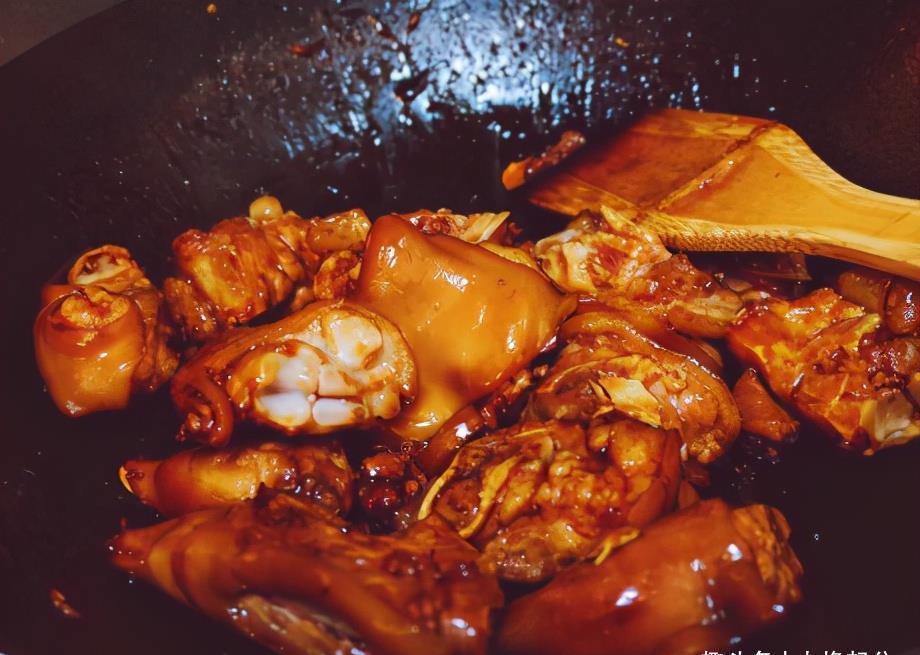 小雪节气后，吃牛肉羊肉，别忘吃猪脚，加花生一炖，满满胶原蛋白