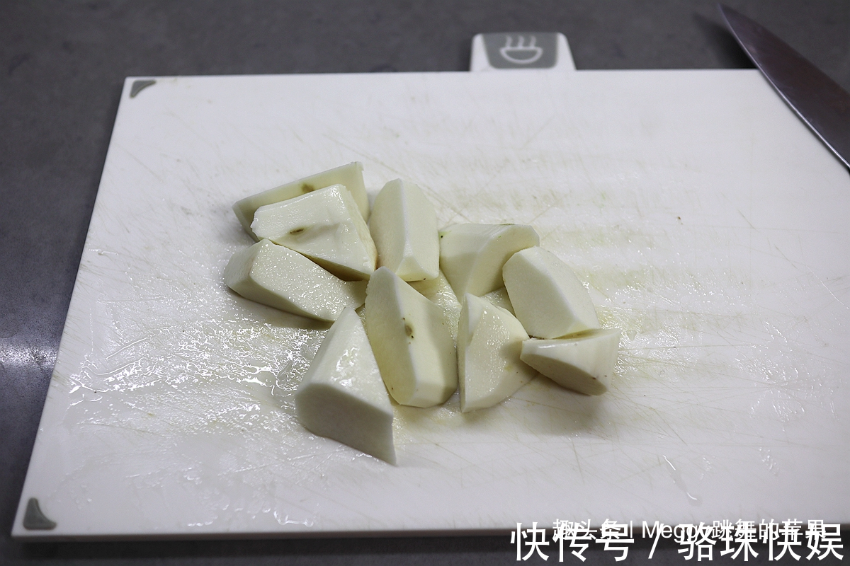 夏天|夏天多喝这汤,味浓肉烂不费事,3种材料扔进锅,乳白鲜汤喝2碗