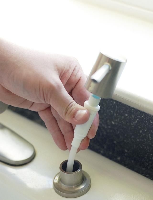 洗洁精|洗了这么多年的碗,才知道打开水槽上的小孔,塞一根软管方便洗碗