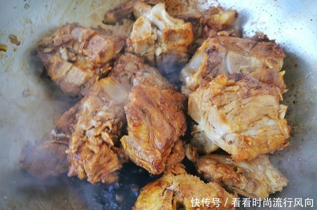  家常酱大骨好吃又秘诀，酱料千万别用错了，酱香味十足，简单易学