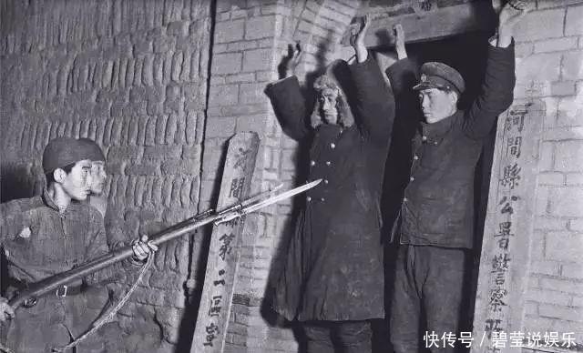 掏出|打仗时，为何不能假装投降，再掏出枪攻击呢原因很简单