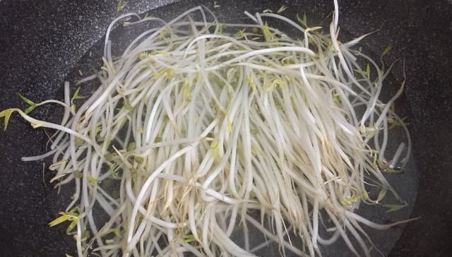 豆芽别再炒着吃加上它一起煮汤,汤汁金灿灿的,清爽口感真美味
