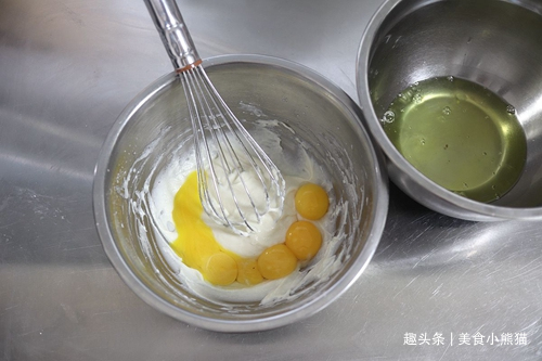 教你制作原味戚风蛋糕卷不裂不粘方法，步骤详细，保证你一学就会