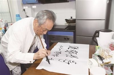 98岁老人独居生活曝光：健康有品质地老去