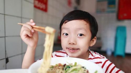 舌苔|3岁女孩一年猛窜28公分,方法是做3事健脾胃,长高又长肉