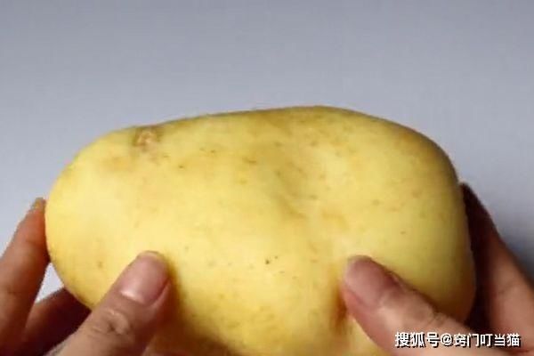  土豆|土豆去皮根本不用刀，只需一张纸，又快又干净还不浪费