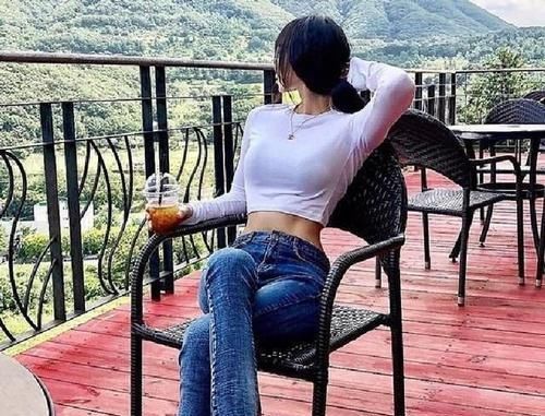 “无痕裤”多样的色彩,还能为姑娘的守护出缤纷的“大长腿”