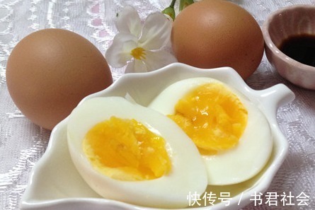 优质蛋白|煮鸡蛋时，最忌直接下锅煮！再加这一步，鸡蛋嫩滑好吃易剥壳