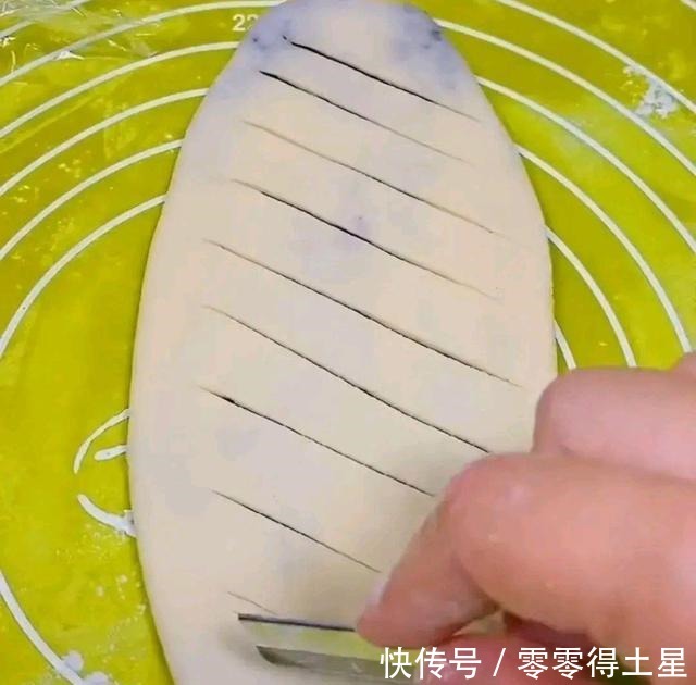 见识|面包还可以做这么多花样,见识了,“毛毛虫面包”来了