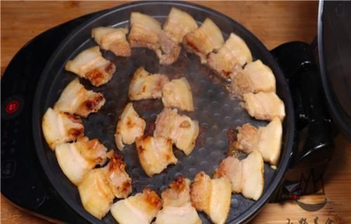 猪毛不火烤,不用手剃,学会一招,包你猪皮上的猪毛一根不见