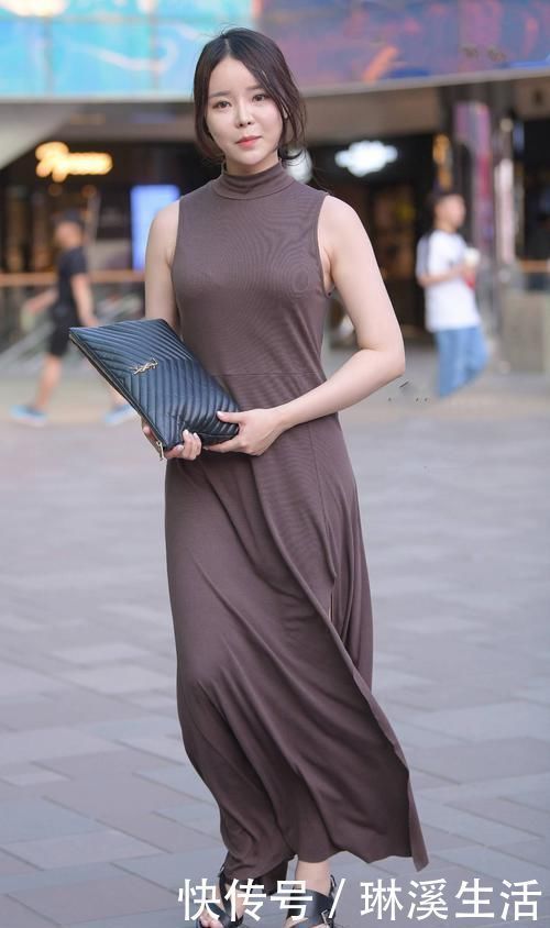 凉鞋 身材微胖的美女,咖啡色连衣裙搭配黑色凉鞋,展现知性气质美