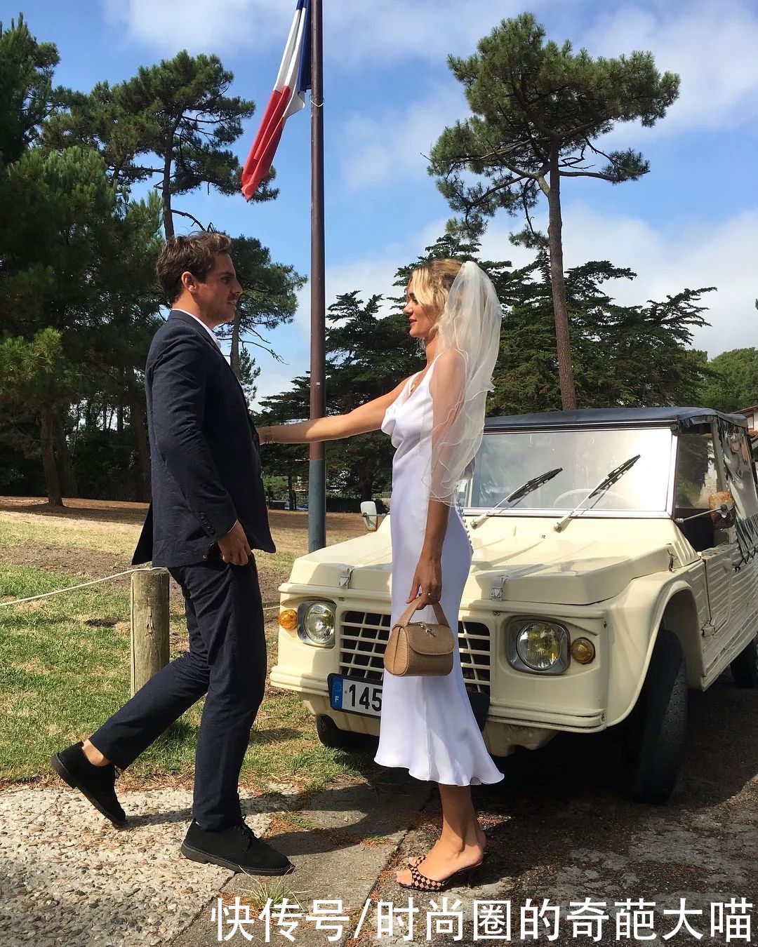 婚礼|繁琐的婚纱不再流行，吊带裙西装造型深受新娘喜爱，简单优雅