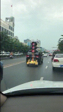 |搞笑GIF图：美女刚睡醒的样子vs你刚睡醒的样子！