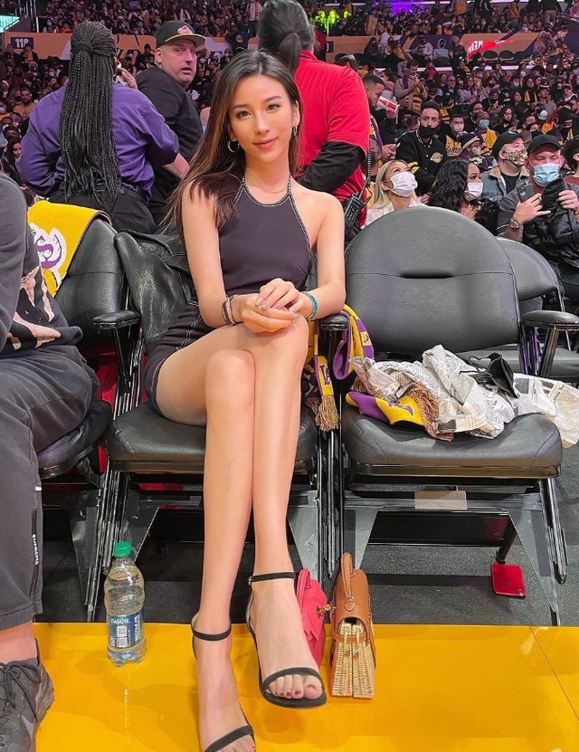 湖人队|还记得坐在詹姆斯旁边爆红的美女吗?脱下口罩更美,颜值身材完美