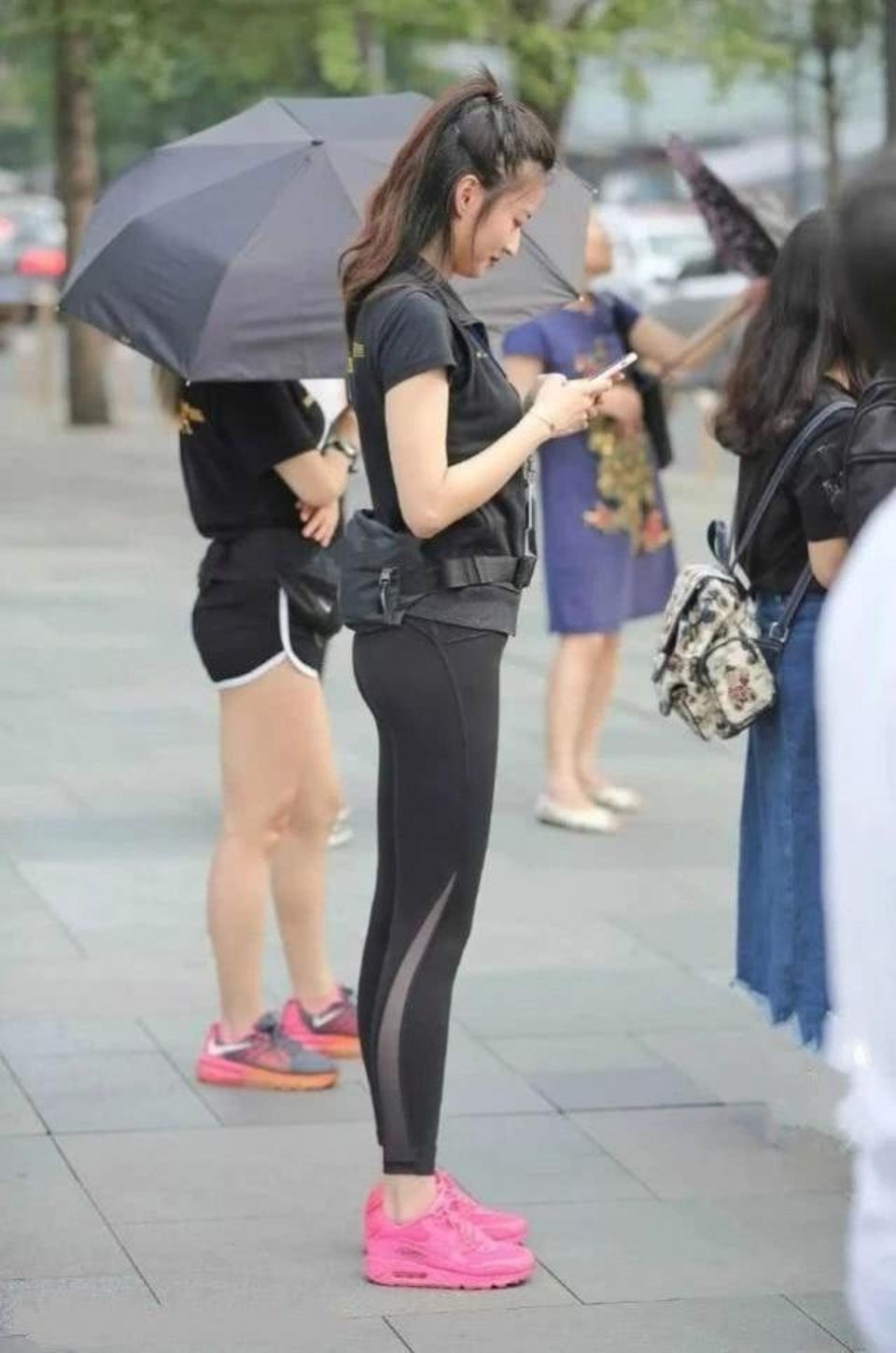 街拍,美女直接穿了一条白色短裤,看起来更加大气自然