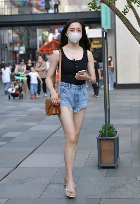 美的 年轻女生就是会穿,露脐衫配牛仔裤,轻松穿出小蛮腰,靓丽又清爽