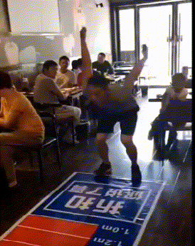 |搞笑GIF段子:哥们,对她好点,不然躺在板上的就是你了