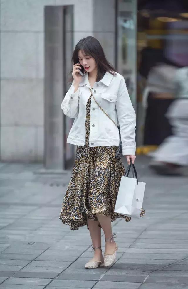 腰肢 波点的短款连衣裙,凸显出纤细的腰肢,演绎时尚的甜美范儿