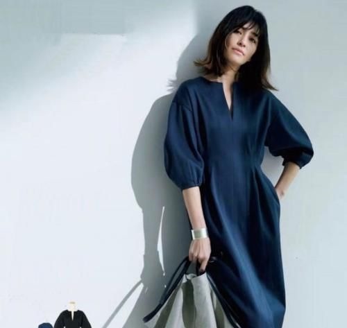 西服 越宽松、越减龄!日本52岁模特的“高级蓝”穿搭,优雅舒适好喜欢