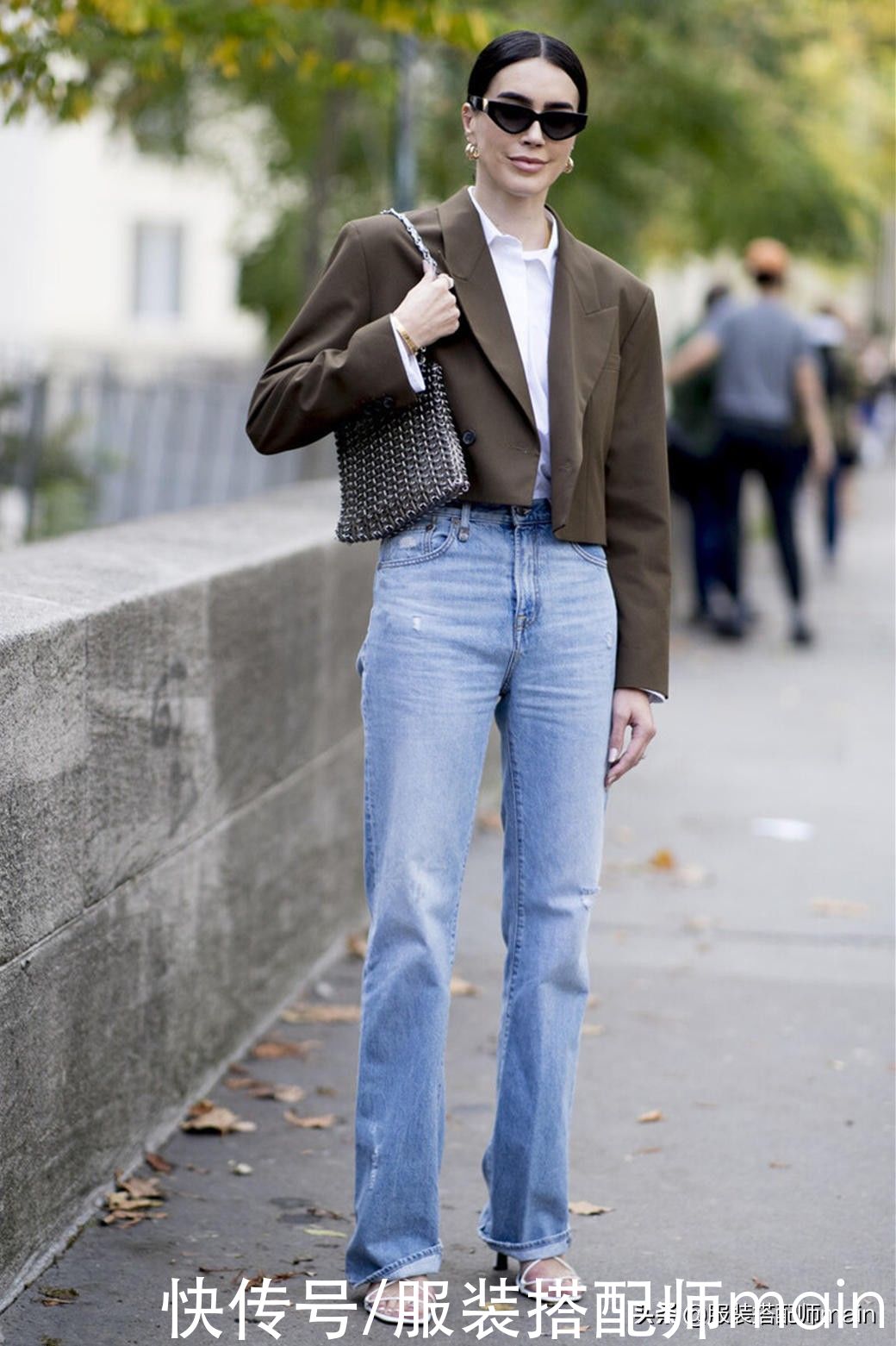 为什么说初春不能没有直筒牛仔裤？原来选对了，真的显高显瘦