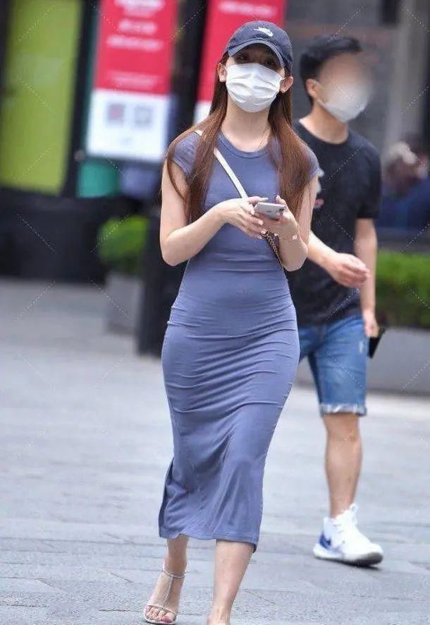 紧身衣|紧身裤的穿着打扮展现出自己健美身材，走在大街上绝对会吸引人